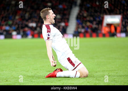 Burnley ist Chris Holz feiert ersten Ziel seiner Seite des Spiels zählen während der Premier League Match an der Vitalität Stadium, Bournemouth. Stockfoto