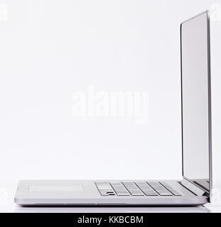 Perspektivische Ansicht des modernen Laptop auf weißem Hintergrund Stockfoto