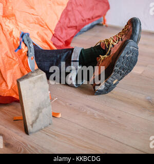 Füße in Wollsocken. der mensch ist entspannend in der Nähe von Zelt und wärmte seine Füße in wollsocken. Stockfoto