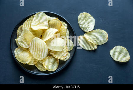 Kartoffelchips in der Schüssel Stockfoto