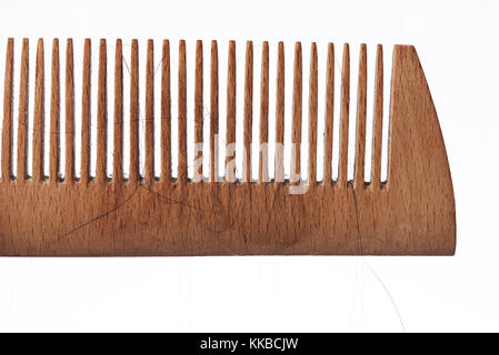Haarausfall Thema. Holz Kamm mit dem dunklen Haar Stockfoto