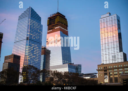 10 Hudson Yards, Links und andere Hudson yards Entwicklung in New York bei Sonnenuntergang am Montag, 20. November 2017. (© Richard b. Levine) Stockfoto