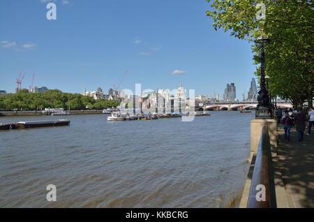 Spaziergang entlang der South Bank der Themse London, aufregendsten Bereich dieser Seite des Flusses mit blick und Straßenkünstlern. Stockfoto