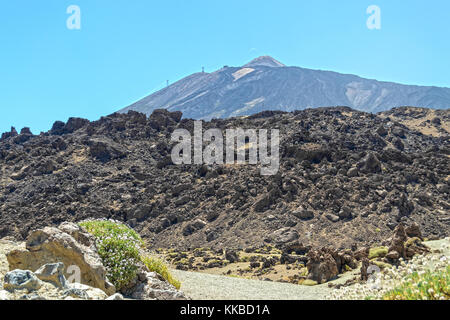 Vulkanische Gesteine mit Sand gemischt, im Hintergrund Mount Teide, Teneriffa, Kanarische Inseln, Spanien Stockfoto