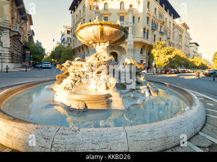 Rom, Italien, 27. Dezember 2016: ungewöhnliche Brunnen der Frösche in Mincio Square von Rom zieht Touristen im Dezember 2016. Das milde Klima macht Rom ein Stockfoto