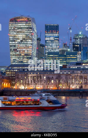 20 Fenchurch Street (Walkie-Talkie) Gebäude auf der Themse bei Dämmerung, London, Greater London, England, Vereinigtes Königreich Stockfoto