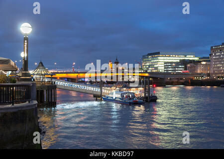 London Bridge City Pier und die Themse in der Dämmerung, Southwark, im Londoner Stadtteil Southwark, Greater London, England, Vereinigtes Königreich Stockfoto