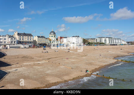 Strand und Promenade von Worthing Pier, Worthing, West Sussex, England, Vereinigtes Königreich Stockfoto