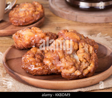 Glasierte Apfel Krapfen und auf einer Holzplatte Stockfoto