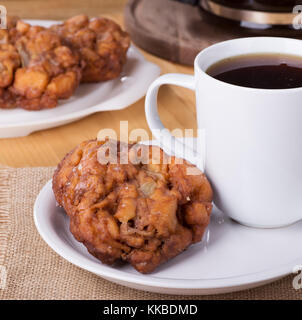 Glasierte Apfel Krapfen und Kaffee auf einer weißen Platte Stockfoto