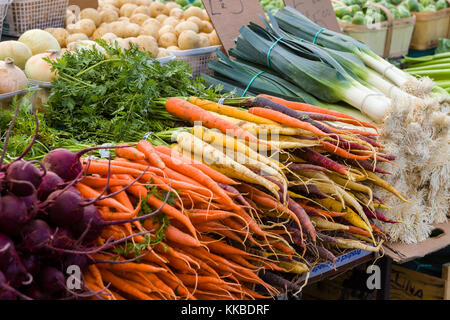 Bauernmarkt mit frischen Produkten zum Verkauf. Stockfoto