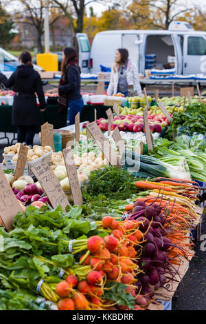 Bauernmarkt mit frischen Produkten zum Verkauf. Stockfoto