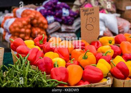 Bauernmarkt mit frischen Produkten zum Verkauf. Stockfoto