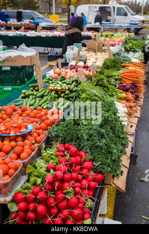 Bauernmarkt mit frischen Produkten zum Verkauf. Stockfoto