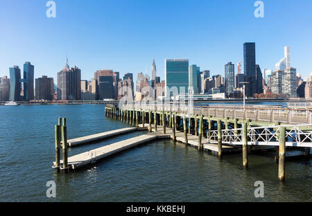 Blick auf die Skyline von Manhattan aus Long Island City in Queens, New York City gesehen Stockfoto