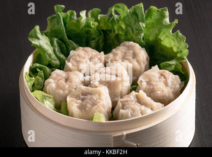 Frisch gedämpft Knödel in einem traditionellen chinesischen Bambus Schüssel. Stockfoto