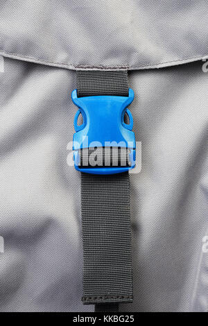 Kunststoff blau Faltschließe von Rucksack close-up. Neues Zubehör für Rucksack. Stockfoto