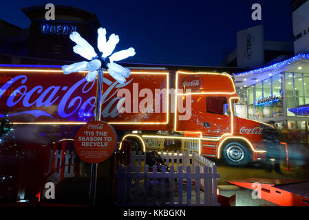 Der Coca Cola Christmas Truck besuchte Southend on Sea als Halt auf seiner Tour durch Großbritannien. Vor dem Victoria Einkaufszentrum Stockfoto