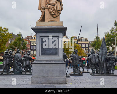 1852 gusseiserne Statue von Rembrandt von Louis Royer und Bronze wirft auf Rembrandts Gemälde Die Nachtwache, Rembrandtplein, Amsterdam, Holland basiert Stockfoto