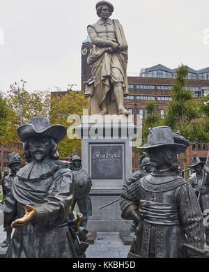 1852 gusseiserne Statue von Rembrandt von Louis Royer und Bronze wirft auf Rembrandts Gemälde Die Nachtwache, Rembrandtplein, Amsterdam, Holland basiert Stockfoto