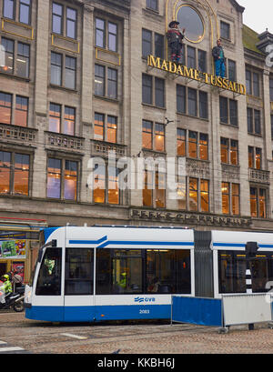Straßenbahn vorbei an Madame Tussauds Amsterdam, Dam Platz, Amsterdam, Holland. Stockfoto