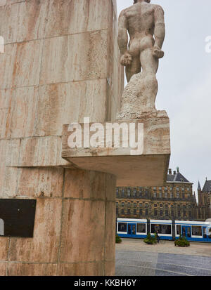 National Monument (1956) ein Denkmal von WW2 BTF Oud mit königlichen Palast (1665) und der Straßenbahn im Hintergrund, Dam Platz, Amsterdam, Holland Stockfoto