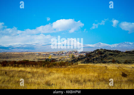 Saghmosavan, Armenien - November 4, 2017: Blick auf den Berg Aragats aus saghmosavan Dorf, Armenien Stockfoto