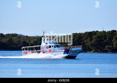 Das Hafenamt Schiff Šibenik vorbei durch die St. Anthony's Channel, Šibenik Kroatien Stockfoto