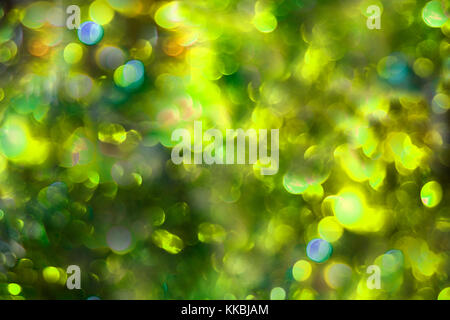 Defokussierten grün und gelb gefärbte bokeh Hintergrund. Festliche Vorlage für Design. Stockfoto