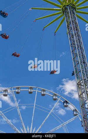 Vergnügungspark chairoplane im Himmel Stockfoto