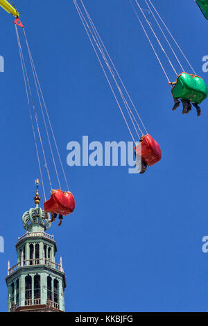 Bunte chairoplane hoch in der Luft in der Stadt Groningen, Niederlande Stockfoto