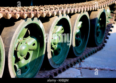 Militärische tank track Nähe zu sehen. Stahl tank müde. Stockfoto