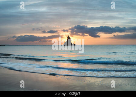 Atemberaubenden Sonnenaufgang landsdcape der idyllischen Broadhaven Bay Strand an der Küste von Pembrokeshire in Wales Stockfoto