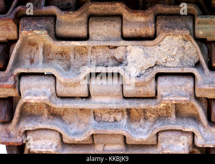 Abstraktes Bild von Panzerketten. Tank tread Reifen. Stahl, strukturierte Reifenspuren. Militärischen Transport. Militärfahrzeug Reifen. Stahl-Textur. Stockfoto