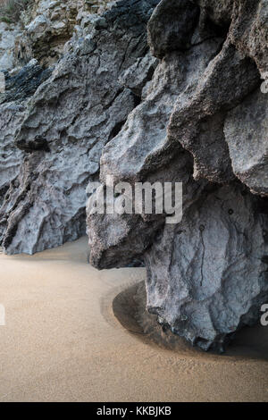 Schönen intimen Landschaft Bild von Felsen und Sand auf broadhaven Strand in pembrokeshire Wales Stockfoto