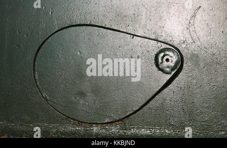 Nahaufnahme des geschlossenen Tank Deckel auf militärischen gepanzerte Transport. Zusammenfassung Hintergrund von Metall grüne Fläche mit Tank Deckel. Stockfoto