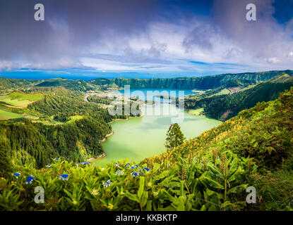 Schöne Aussicht auf Seven Cities See 'Lagoa das Sete Cidades' von Miradouro da Boca do Inferno viepoint in São Miguel (Sao Miguel Insel, Azoren, Hafen Stockfoto