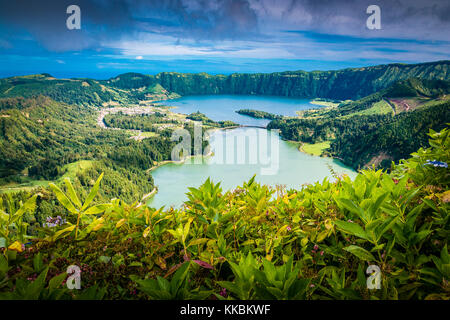 Schöne Aussicht auf Seven Cities See 'Lagoa das Sete Cidades' von Miradouro da Boca do Inferno viepoint in São Miguel (Sao Miguel Insel, Azoren, Hafen Stockfoto