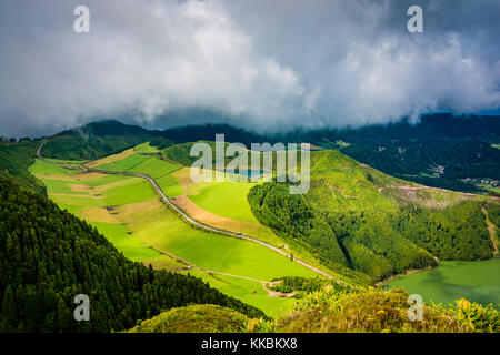 Schöne Aussicht auf Seven Cities See 'Lagoa das Sete Cidades' von Miradouro da Boca do Inferno viepoint in São Miguel (Sao Miguel Insel, Azoren, Hafen Stockfoto