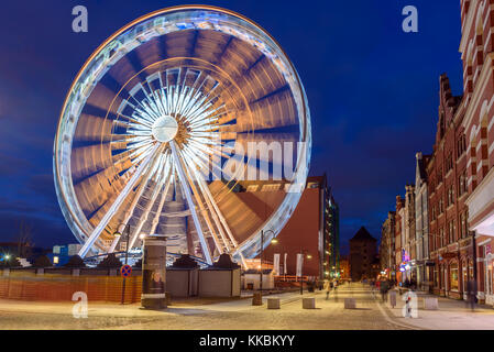 Danzig, Polen - 26. November 2017: Riesenrad in der Altstadt von Danzig bei Nacht entfernt, Polen Stockfoto