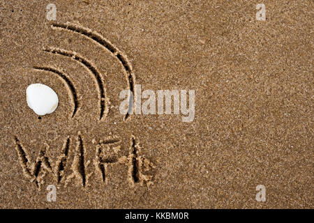 Wi fi Zeichen in den Sand gezeichnet. text Wlan auf Sand. Stockfoto