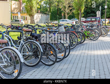 Zeile der Fahrräder auf dem Parkplatz in der Nähe des Parks stehen. umweltfreundliche Verkehrsmittel. Sport und gesunder Lebensstil Konzept Stockfoto