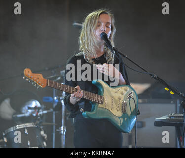 MIAMI FL - MAI 11: Die Londoner Amber Bain vom Japanese House tritt am 11. Mai 2016 im Bayfront Park Amphitheater in Miami, Florida auf. Personen: Londoner Amber Bain Stockfoto