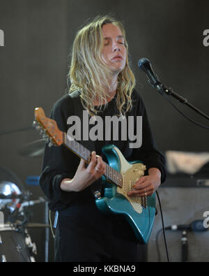 MIAMI FL - MAI 11: Die Londoner Amber Bain vom Japanese House tritt am 11. Mai 2016 im Bayfront Park Amphitheater in Miami, Florida auf. Personen: Londoner Amber Bain Stockfoto