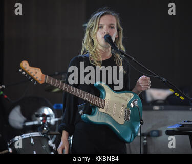 MIAMI FL - MAI 11: Die Londoner Amber Bain vom Japanese House tritt am 11. Mai 2016 im Bayfront Park Amphitheater in Miami, Florida auf. Personen: Londoner Amber Bain Stockfoto