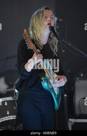 MIAMI FL - MAI 11: Die Londoner Amber Bain vom Japanese House tritt am 11. Mai 2016 im Bayfront Park Amphitheater in Miami, Florida auf. Personen: Londoner Amber Bain Stockfoto