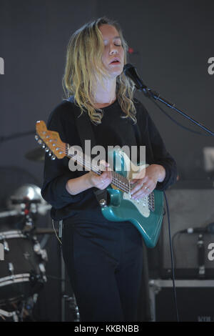 MIAMI FL - MAI 11: Die Londoner Amber Bain vom Japanese House tritt am 11. Mai 2016 im Bayfront Park Amphitheater in Miami, Florida auf. Personen: Londoner Amber Bain Stockfoto