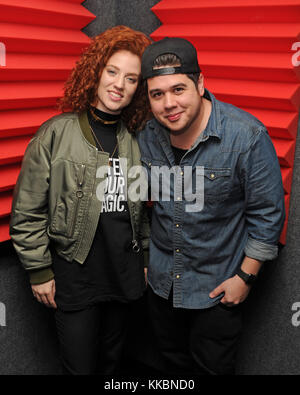 FORT LAUDERDALE, FL – 29. JANUAR: Jess Glynne posiert für ein Porträt auf der Radiostation Y-100. Jessica Hannah „Jess“ Glynne (* 20. Oktober 1989 in London) ist eine britische Sängerin und Songwriterin, die bei Atlantic Records unter Vertrag stand. Sie erlangte Bekanntheit als Darstellerin in Clean Bandits Single „Torether Be“ und Route 94’s „My Love“, die beide 2014 Platz 1 in den UK Singles Charts erreichten. Ihre Debüt-Solo-Single Right Here erreichte am 29. Januar 2016 in Fort Lauderdale, Florida die Top Ten. People: Jess Glynne, DJ Mack Stockfoto