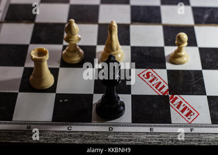 Patt Bauern und König auf einem Schachbrett und Redd Stempelabdruck auf der Seite schwarze König in die Enge getrieben Stockfoto