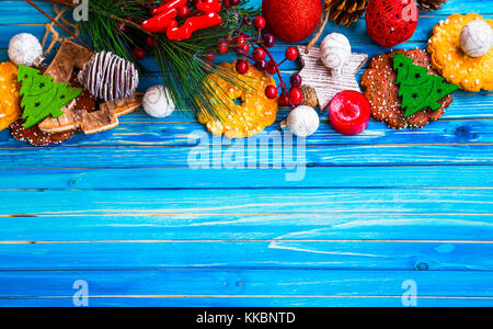 Weihnachten Rahmen mit festlichen Dekorationen und Cookies, Dekorationen auf bemalten Wildschwein, Ansicht von oben Stockfoto